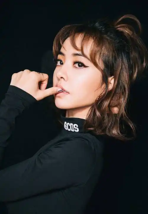 薄荷绿抹身材 白色短裙,马卡龙穿搭俏皮可爱,蔡依林哪像40岁的人