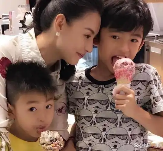 图片的内容是她带着三岁的女儿回港,母亲狄波拉,父亲谢贤,哥哥谢霆锋