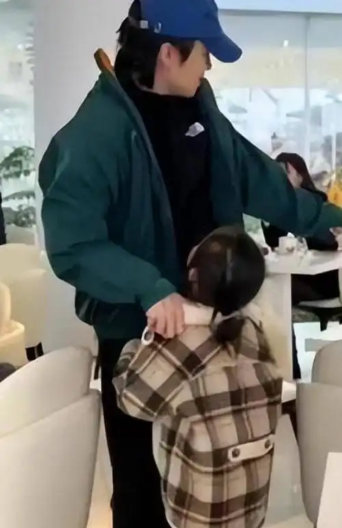 在一家购物商场,有一位网友偶遇了孙怡和她的6岁女儿大福,这一幕引起