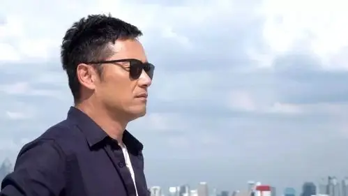 60岁男神苗侨伟近照!油光满面皱纹明显,黑白休闲装儒雅随和