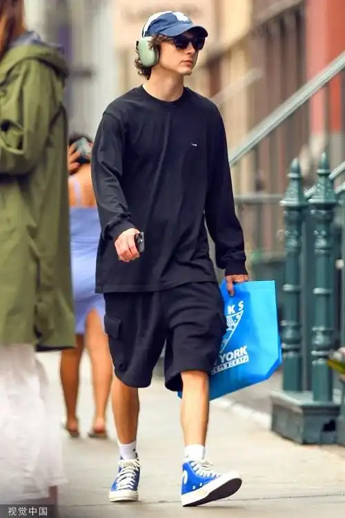 美国纽约,"甜茶"蒂莫西·柴勒梅德运动风穿搭现身街头购物