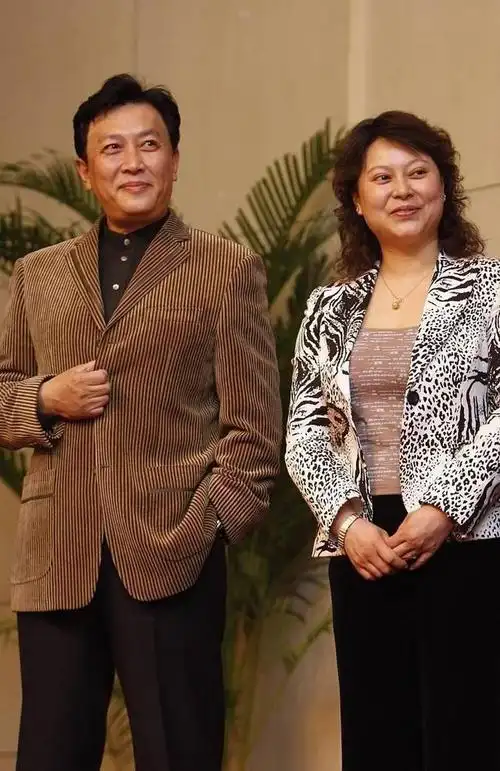 唐国强携妻豪宅聚餐!他70岁穿黑衣精神矍铄,58岁壮丽瘦得认不出