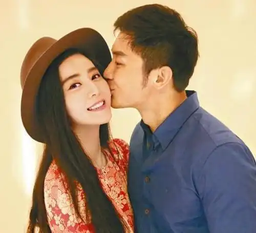 范冰冰穿金戴银参加活动超显气质男友人一把牵着她的手似恋人