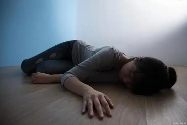 被喂下安眠药老公和女同事当我面亲热却不知我根本没睡着