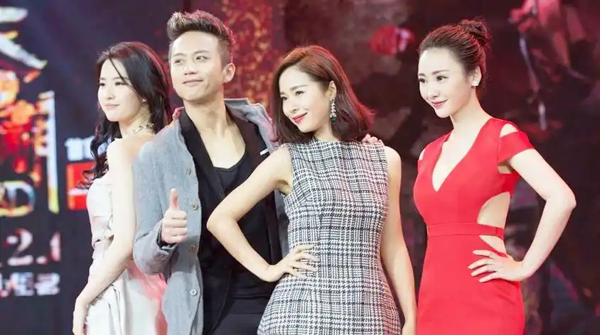 江一燕霍思燕合影视频在线观看 - 西瓜视频