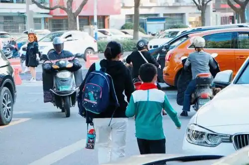 老味道诸暨这所学校门口的炸鸡柳每天放学排队到爆