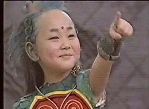 图为90年代一部很受孩子欢迎的神话剧《小龙人》的扮演者,他的现实中