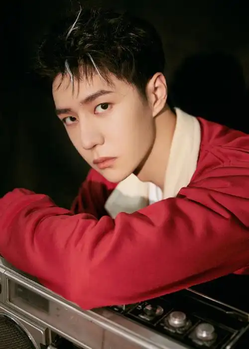 热力红色渲染少年恣意盎然王一博红衣造型惊艳亮相