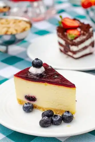 西式甜品慕斯蛋糕摆盘特写展示