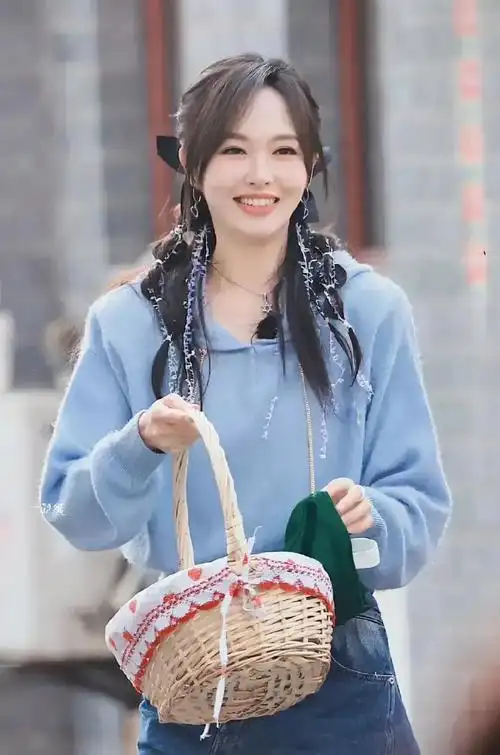 岚少 的想法: 唐嫣真是越活越年轻看看她的"学生装"造… - 知乎