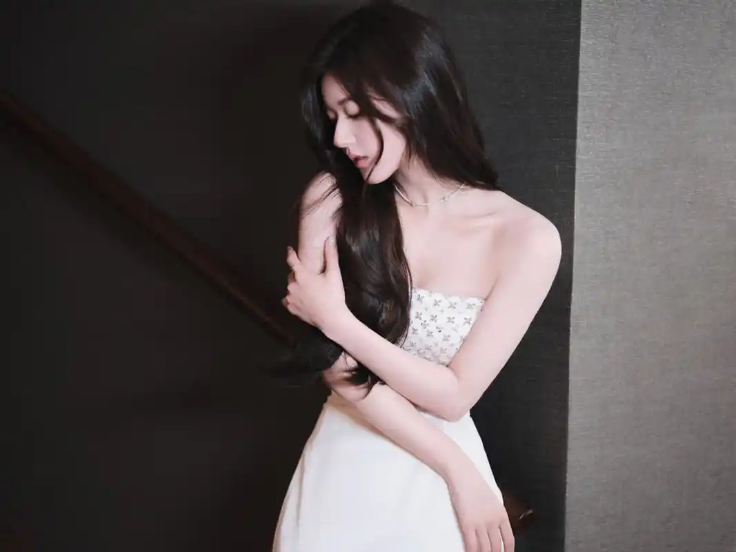 赵露思今天是杀疯了,白色抹胸裙造型露出诱人小香肩,馋死了人,造型师