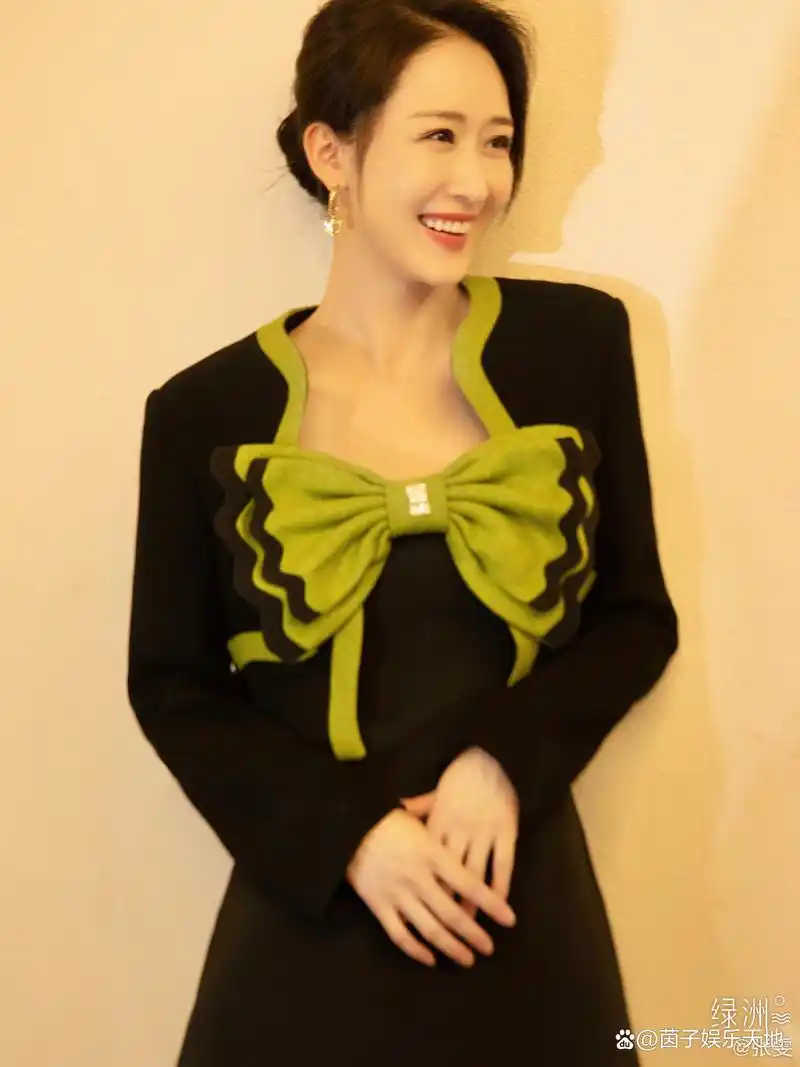 张雯蝴蝶结连衣裙写真