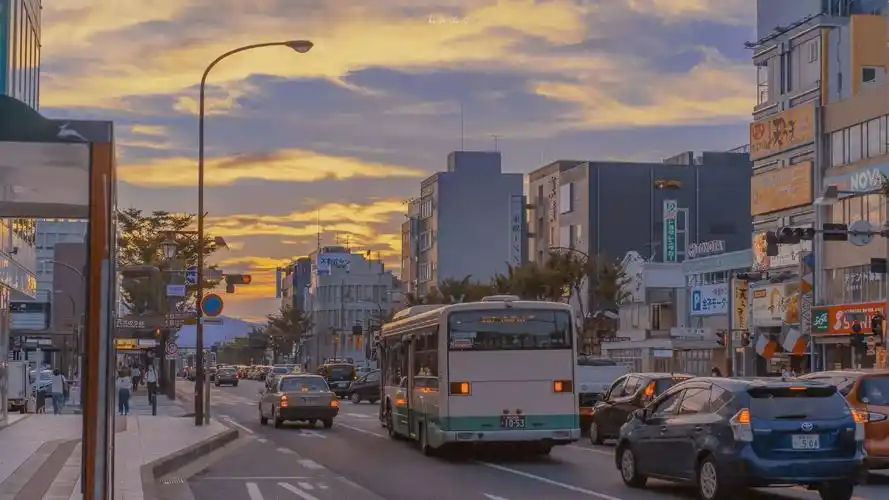 2021-03-12壁纸标签:城市风光壁纸封面图喧闹中找静谧壁纸于2021-03