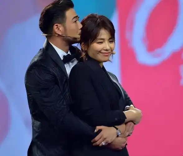 刘涛真不怕老公吃醋穿露肩裙大秀丰腴身姿被杨烁后背抱超开心