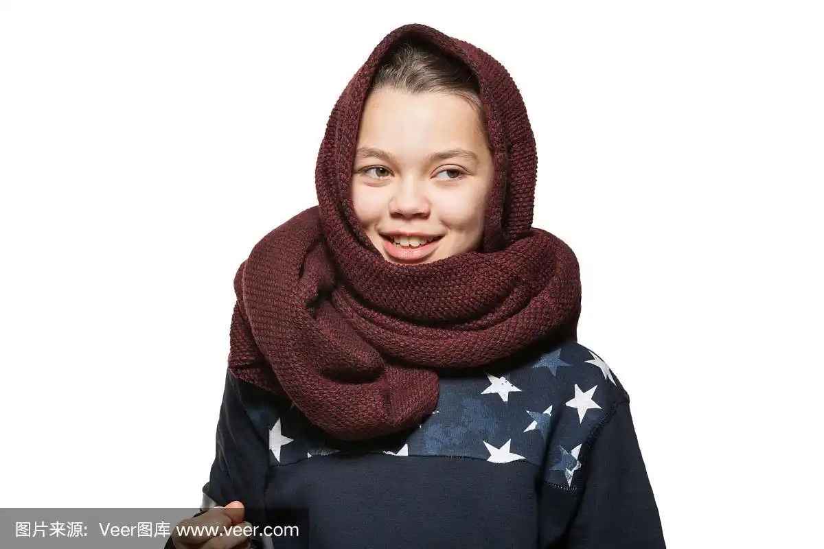头上戴着围巾的女孩