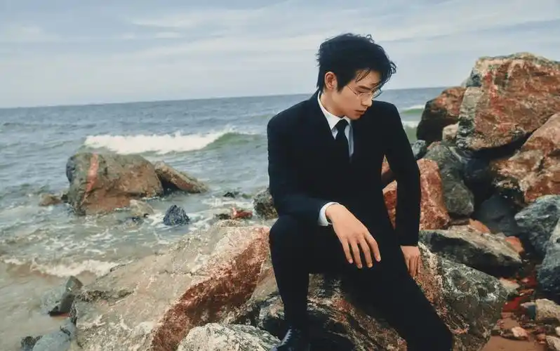 搜狐娱乐讯 7月28日,魏大勋工作室晒出一组魏大勋在海边写真大片.