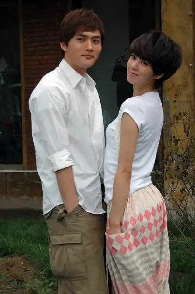 郁可唯新歌mv首播 千张自拍拼贴甜蜜"暖心"