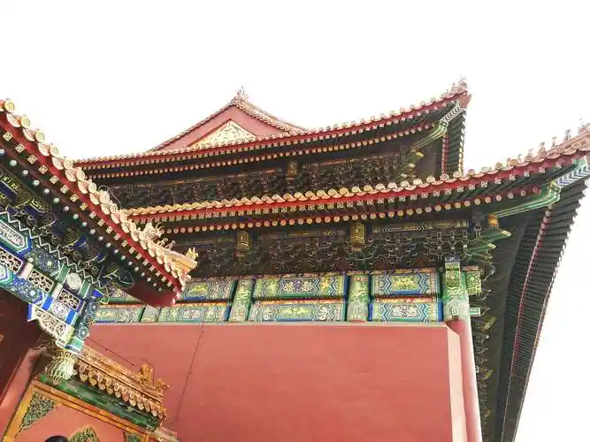 故宫占地约72万平方米,有大小宫殿七十多座,房屋九千余间.