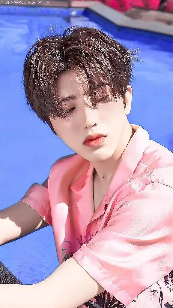 蔡徐坤壁纸:我喜欢你笑起来眉眼弯弯,更喜欢你舞台上炸裂的台风