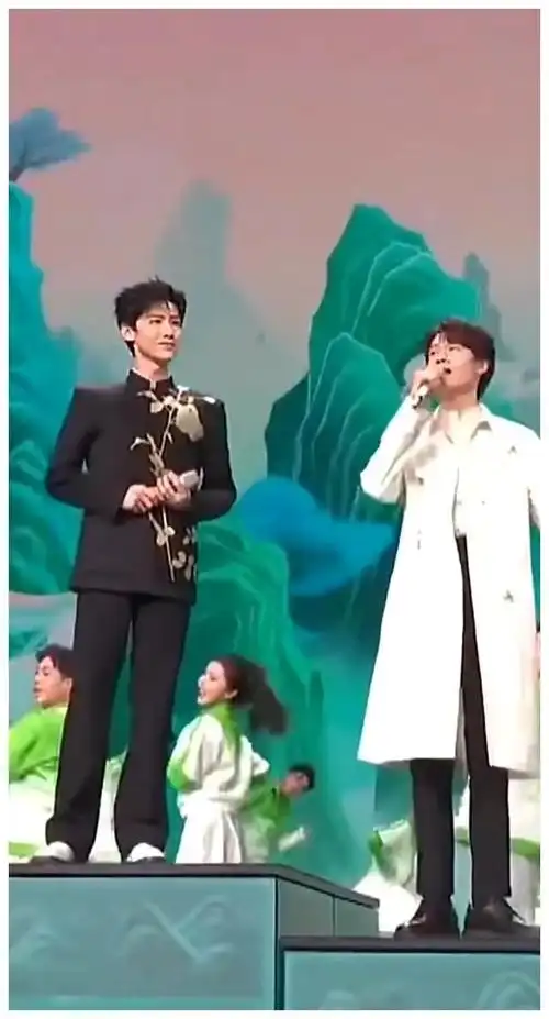 白敬亭领头演唱出错魏大勋尴尬笑容消失魏晨紧盯导演组
