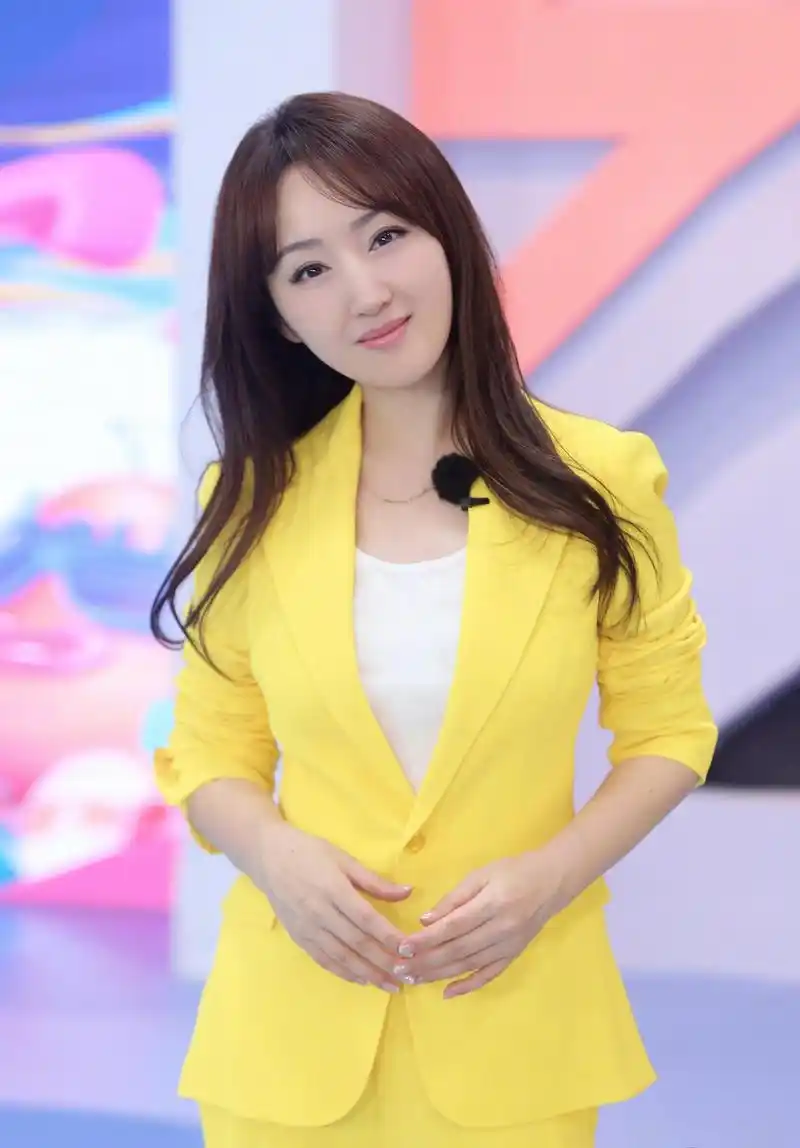 杨钰莹:音乐路上的坎坷与成长 杨钰莹,一位备受喜爱的女歌手,以其甜美