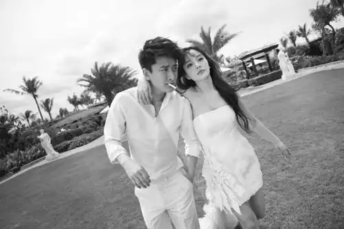 贾乃亮李小璐另类婚纱照 黑白风格洒脱不羁
