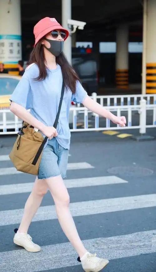 倪妮分手后首次现身机场夏日穿搭清爽自然见镜头开心比v