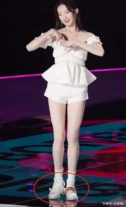 张艺凡舞台事故频发,腿环滑落,鞋扣崩开,其临场反应令人称赞