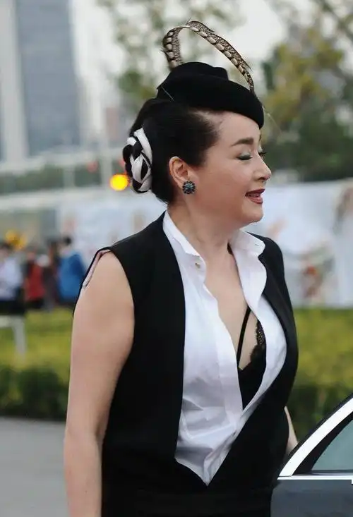 58年的恬妞挺会打扮年轻人都不敢穿的白色丝袜被她穿出漫画感