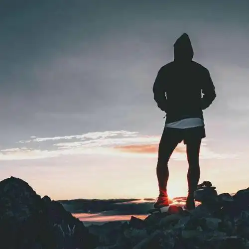 我想把这个男图的背景换成图一的背景,.这样就像情侣头像了,.有没