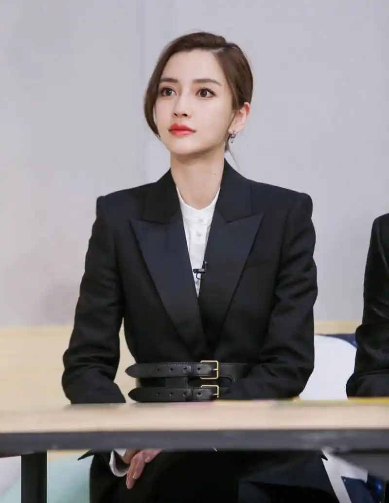 angelababy本周「巧手神探」节目造型|一身黑色加长设计西服套装,配以