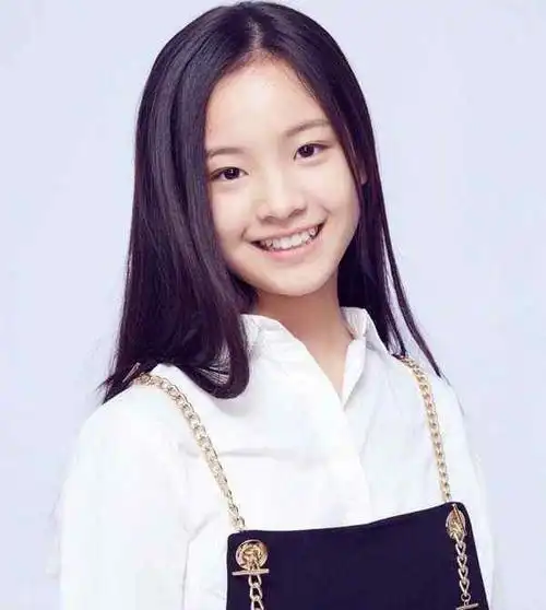 李庚希的家世不错.父亲和徐静蕾小时候一起学过画画,关系很好.