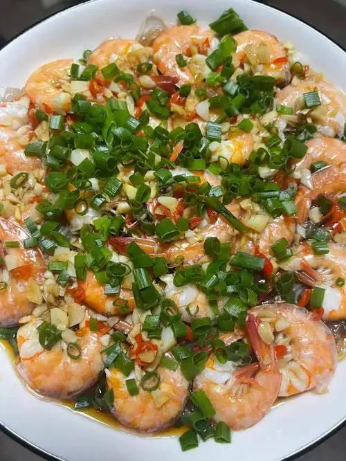 懒人版的蒜蓉蒸虾最好吃的是下面的粉丝