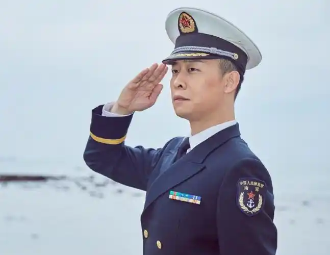 蔡国庆晒军装照庆八一,圈中明星纷纷发文齐祝军人节日快乐!