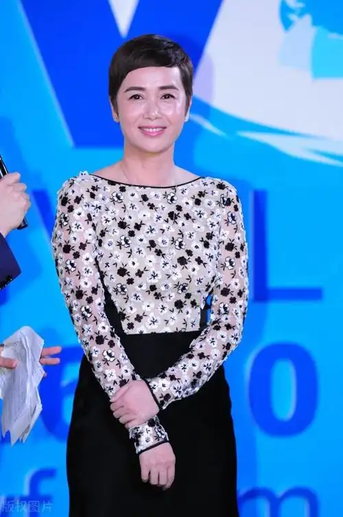 54岁蒋雯丽太优雅穿黑色蕾丝礼服身段窈窕不输32岁外甥女