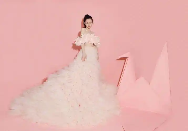 angelababy粉红绵绵冰大摆裙5760x3840分辨率查看