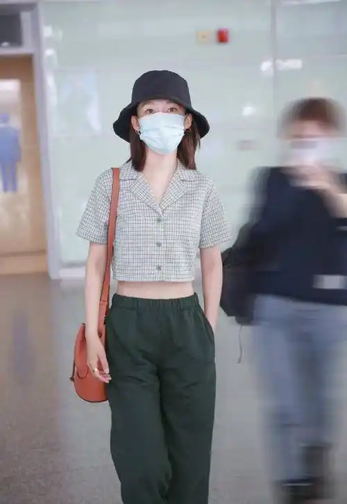 原创李沁这是又瘦了吗穿露脐上衣一丝赘肉都没有纤腰长腿太完美了