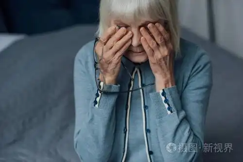 戴着眼镜白发擦着眼泪在家哭泣的老女人心烦意乱