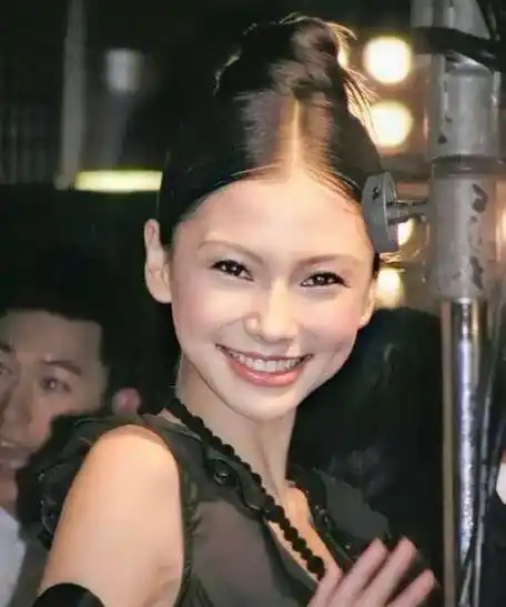 面圆圆该网友暗示baby曾整容不过亦有不少粉丝为baby平反,认为旧照中