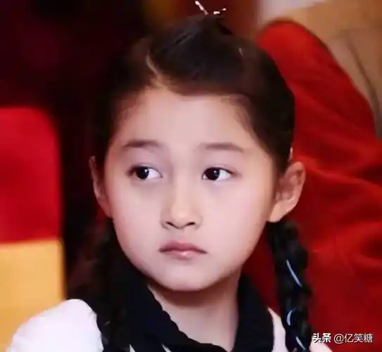 和现在高挑纤细的身材相比,小时候的她更显呆萌可爱