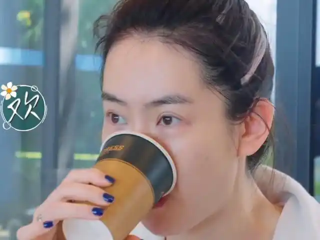 戚薇纯素颜录节目,脸部浮肿双眼皮刀痕明显,镜头下暴露真实颜值