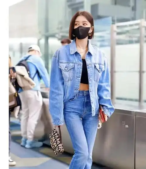 秦岚全身牛仔装又美又飒走起路来摇曳生姿一点不像40中年人