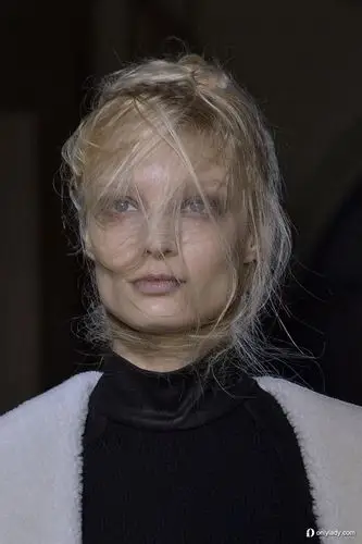 gareth pugh凌乱发型演绎黑暗哥特风_gareth pugh持续诡异阴暗神秘风