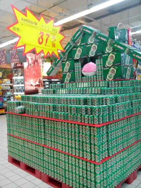 这大润发的啤酒堆的像个小房子.