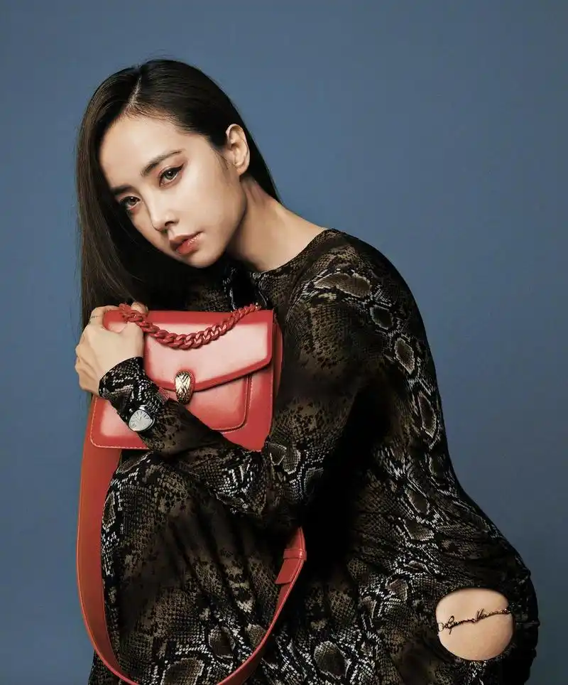 原创蔡依林穿衣真大胆身穿长款粉色西装亮相结婚渔网袜高级洋气