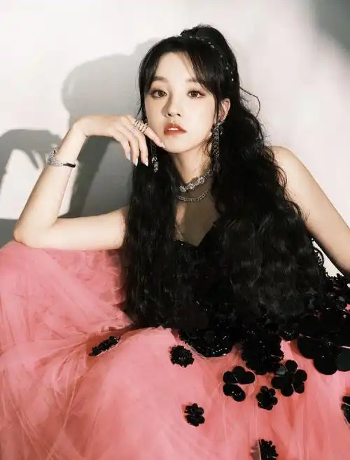 宋雨琦登浙江卫视818晚会黑色亮片吊带裙搭粉色纱裙有被美到