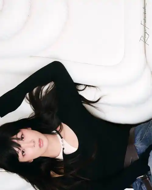 杨紫穿黑色比基尼秀马甲线 破碎感超强似堕落天使