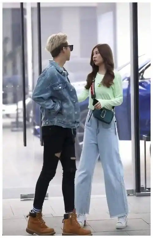 看看这对情侣. 虽然身高差不多,但是右边的女孩选择了白色的鞋.