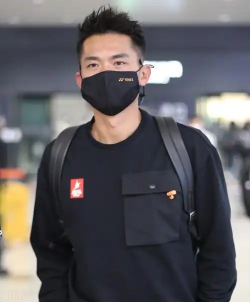 林丹一袭黑色穿搭现身机场,双手插兜依旧帅气十足
