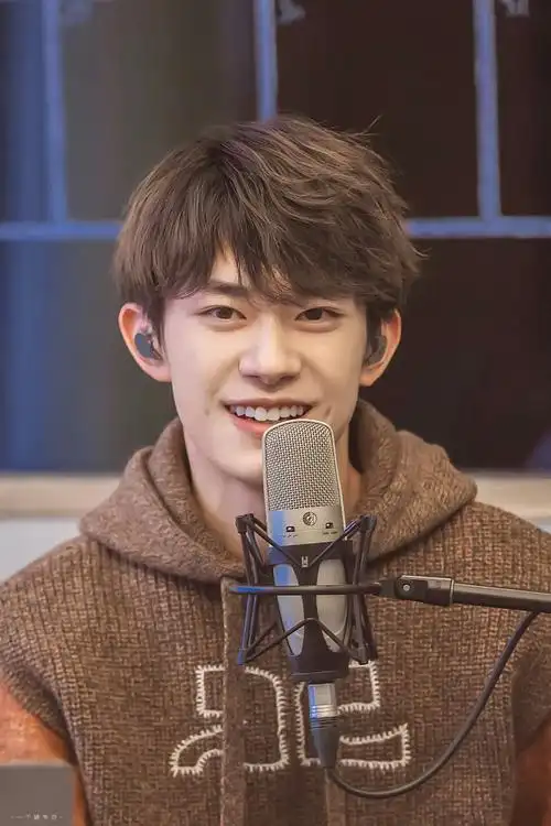 有些人收着收着就成了易烊千玺的颜狗